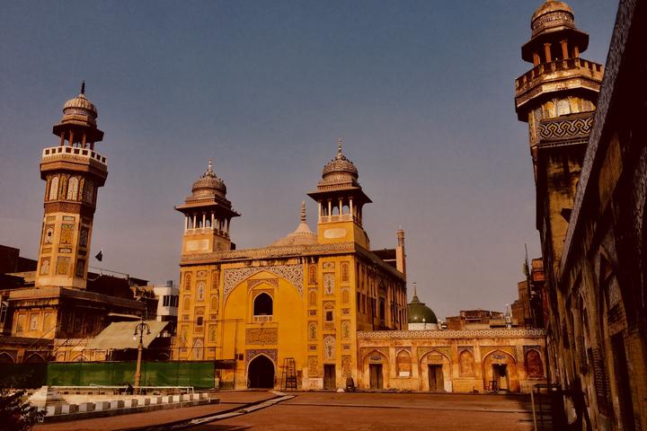 Architecture, Identity and the Meaning of Home: Lahore, Pakistan