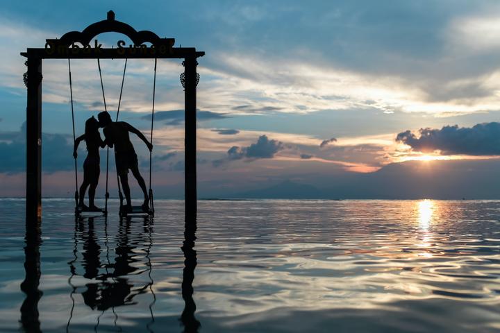 Holiday Romance: Are Travel Flings the Real Thing?